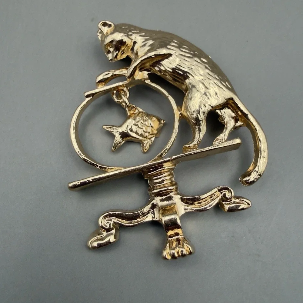 Gold Tone Cat Fish Bowl Brooch Pin Unsigned Figural Fashion Jewelry Kitty